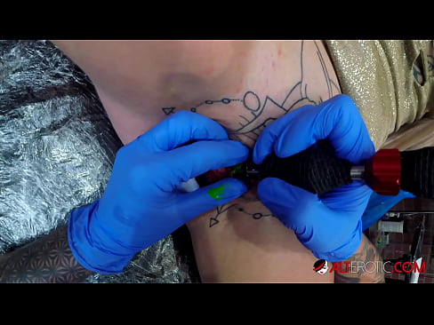 ❤️ Sully Savage, hottie estremamente tatuata, hà fattu un tatuatu nantu à u clitoris ❤️❌ Porno à noi % co.porn-milf-300.ru% ❌